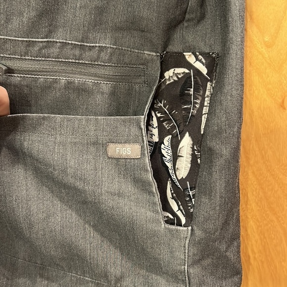 Figs Accra Limited Edition Graphite
Scrub Top 6 Pocket Feather Print - Picture 3 of 8